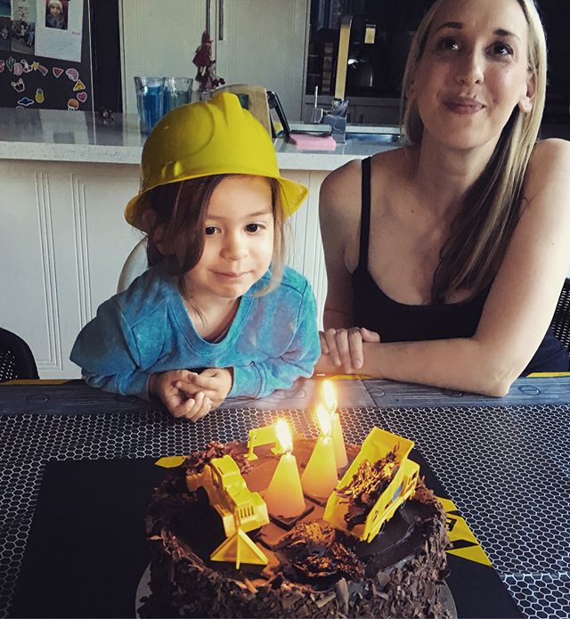 so this is 3..... #ezraleo #ezbostyle #digdigdigging 🚜🚧🥳🍰🥰