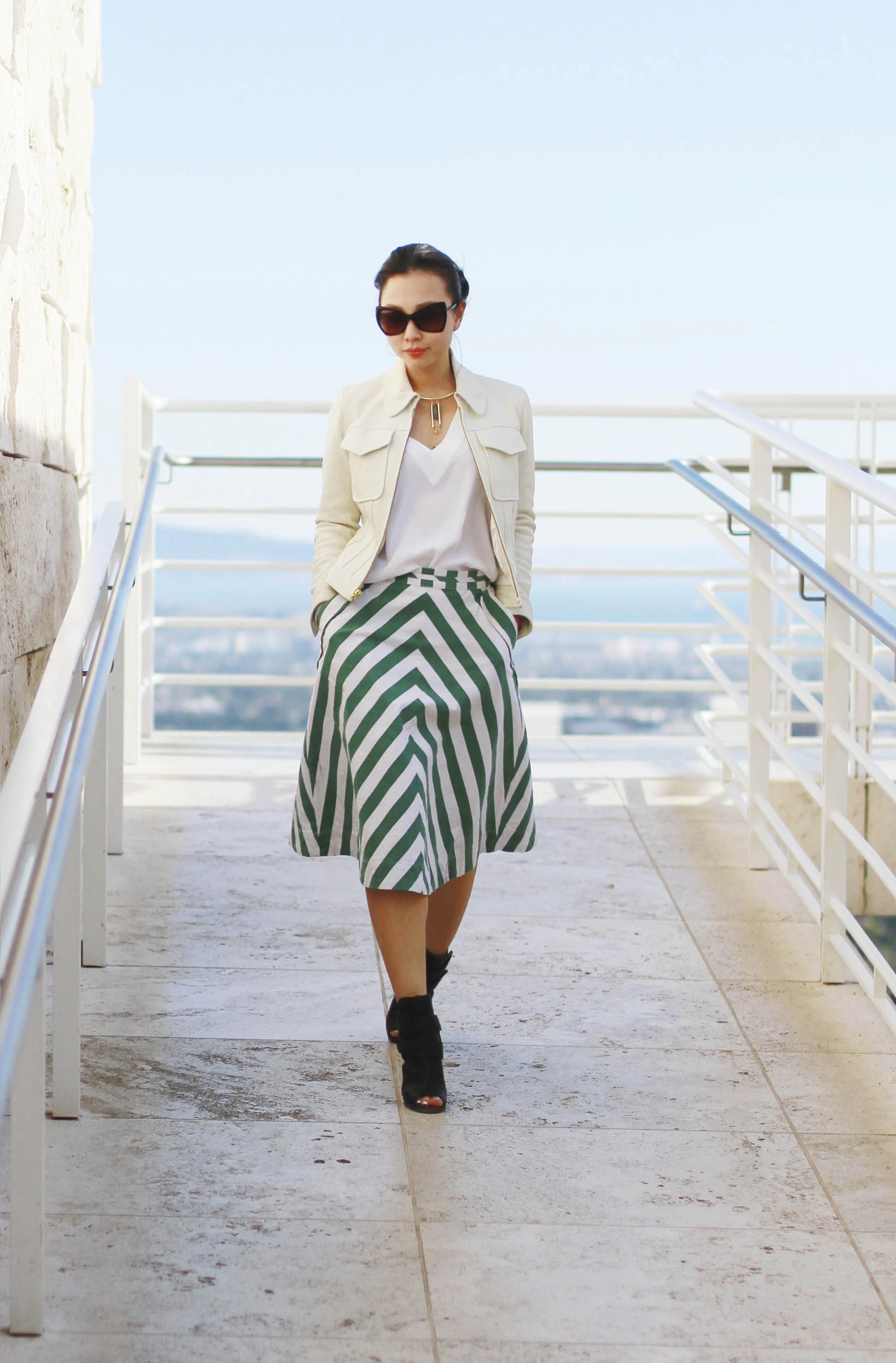 This pairing is a safe choice for those of you who likes a multi-directional stripe to be the one and only statement an outfit. 