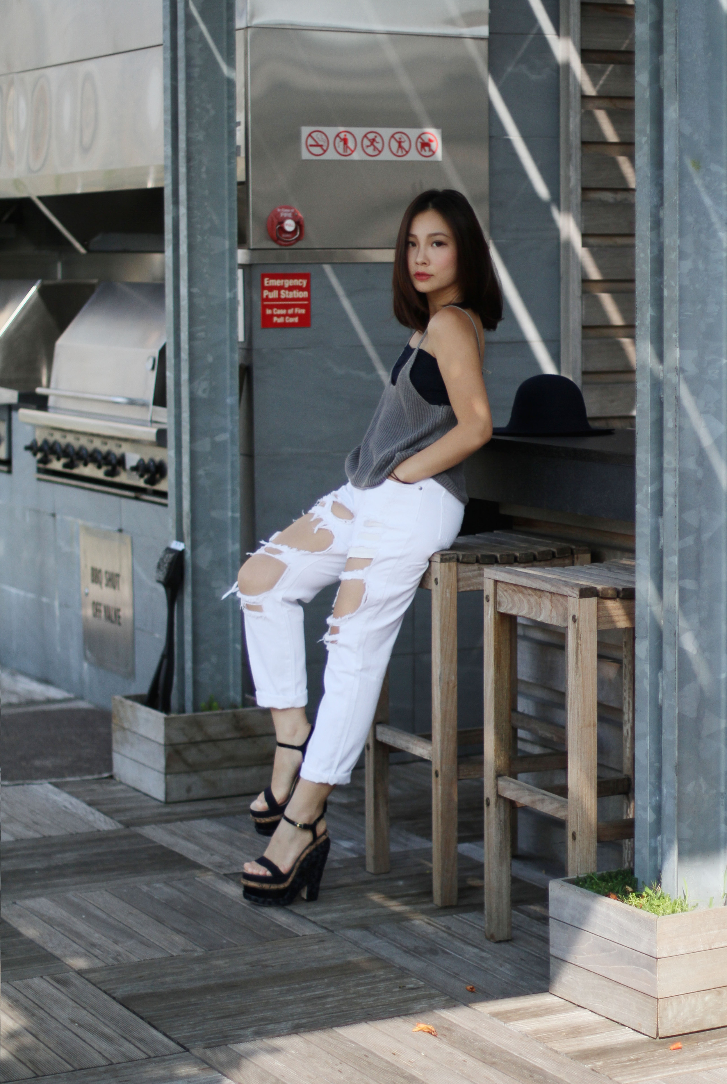 ripped white jeans outfit.jpg