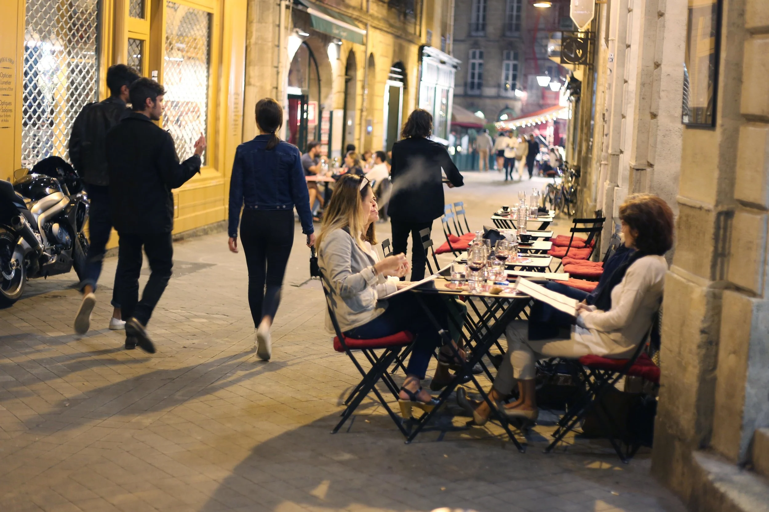 bordeaux downtown nightview young crowd.JPG