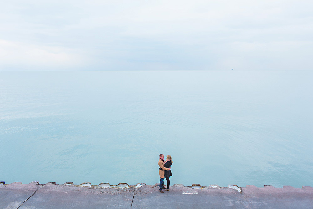 lake-michigan-engagement-session-chicago.jpg