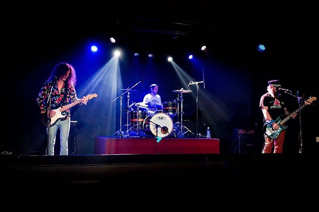 Some pics from our last show on the tour in Houston TX. Our family down here is growing! Thanks to @crankcasetx for all the support and photos! See you next time! #blues #texas #family #fender #line6 #goodtimes