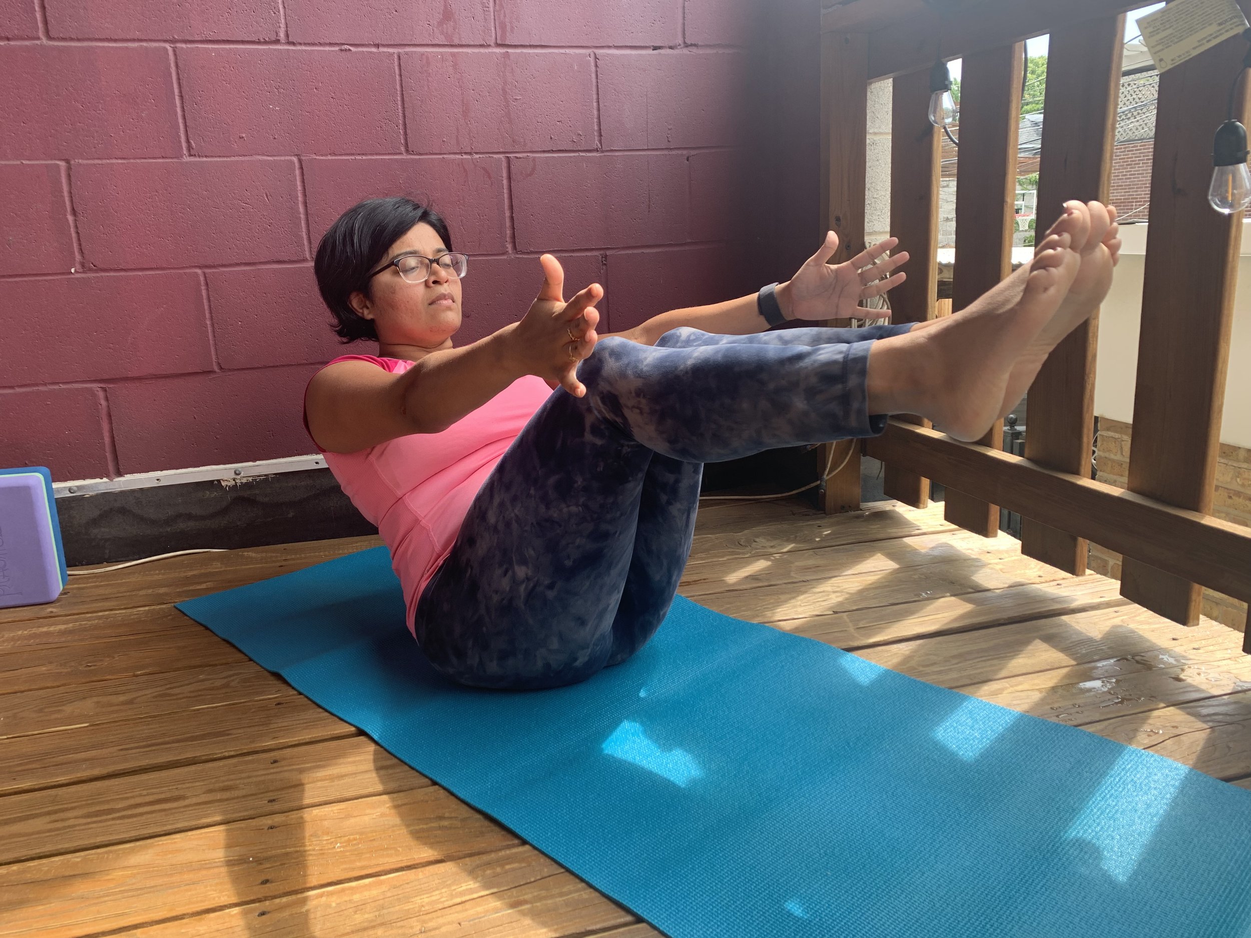 Bakasana yoga shorts with side stitch