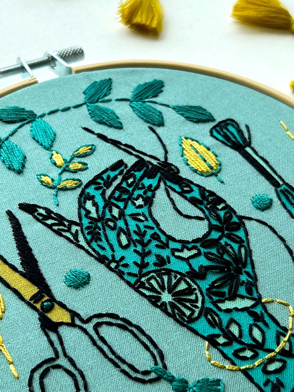 Garden Cat - Embroidery Kit - Rikrack – Fiddlehead Artisan Supply
