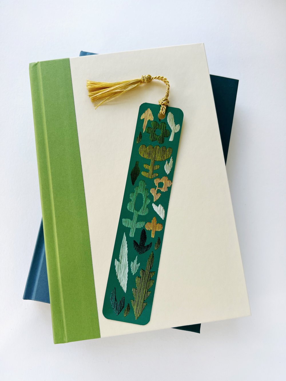 Trade wholesale suppliers Rayon style Bookmark tassel Bottle Green pack