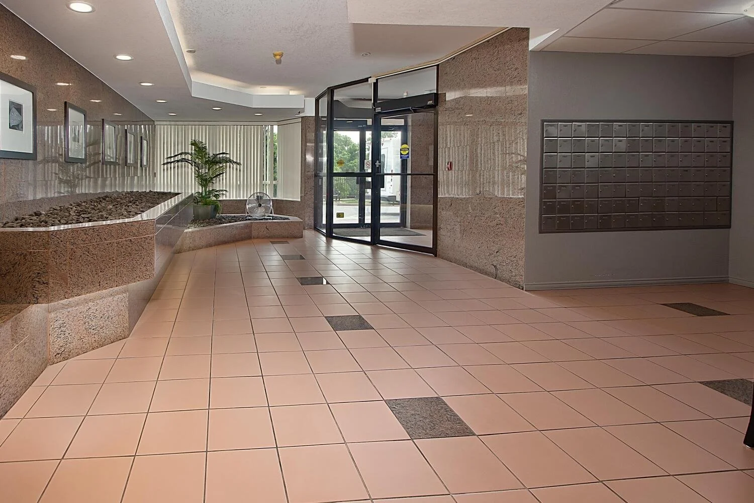 521 Riverside Dr 412 London ON-large-004-001-5 foyer-1500x1000-72dpi.jpg