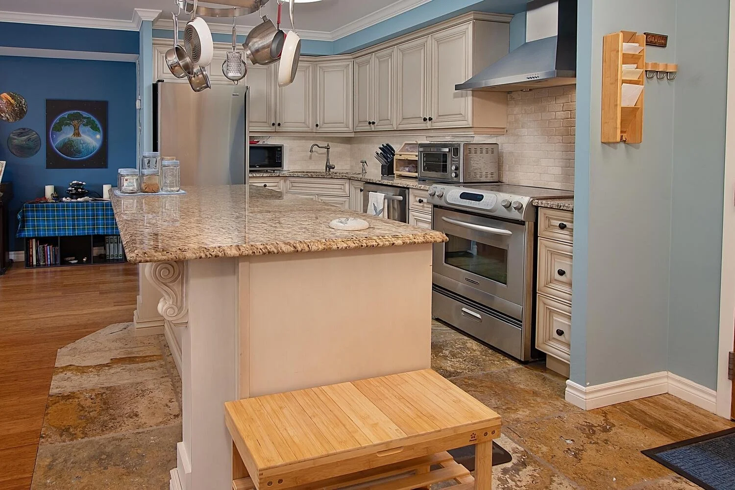 521 Riverside Dr 412 London ON-large-010-015-16 kitchen-1500x1000-72dpi.jpg