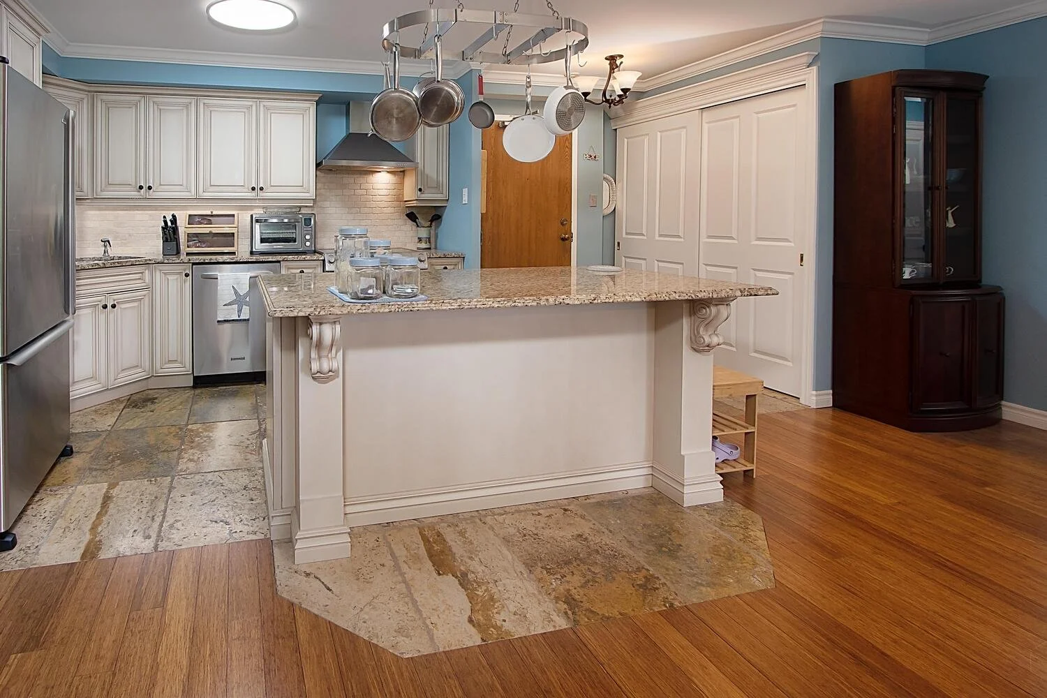521 Riverside Dr 412 London ON-large-011-019-17 kitchen-1500x1000-72dpi.jpg