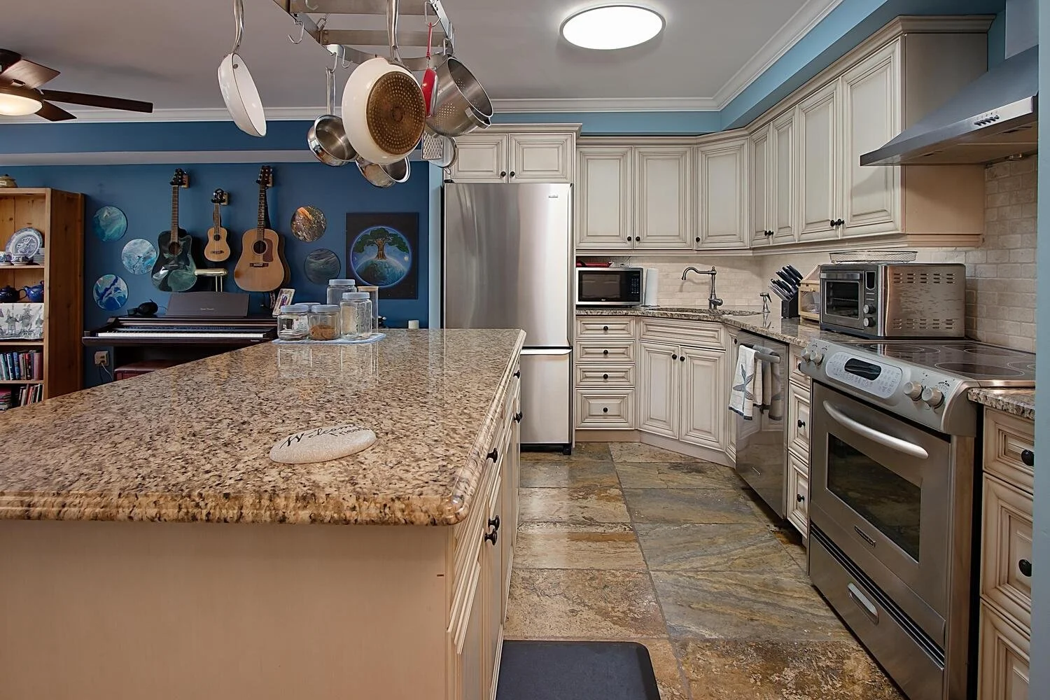 521 Riverside Dr 412 London ON-large-014-020-20 kitchen-1500x1000-72dpi.jpg