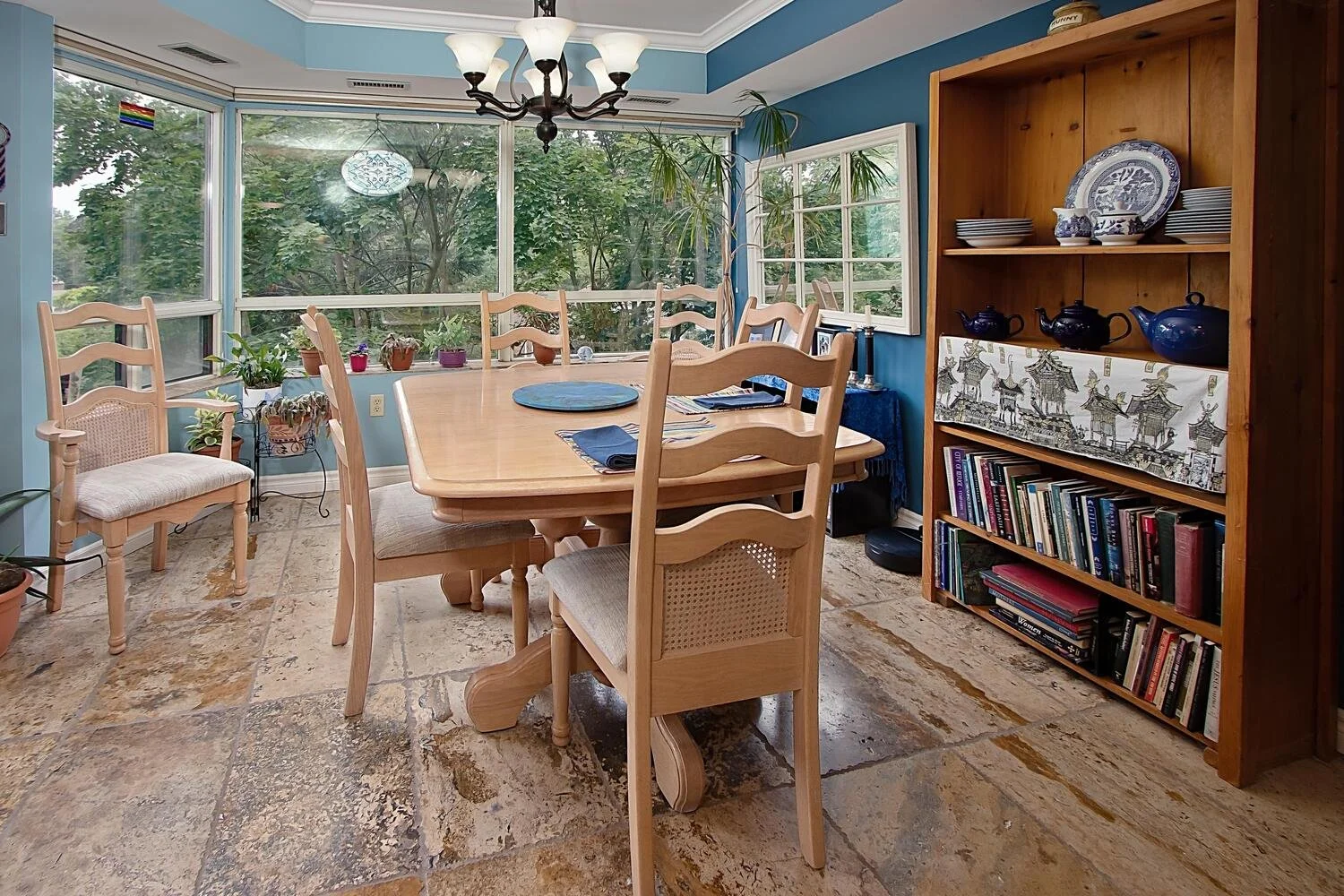 521 Riverside Dr 412 London ON-large-015-022-22 dining area-1500x1000-72dpi.jpg