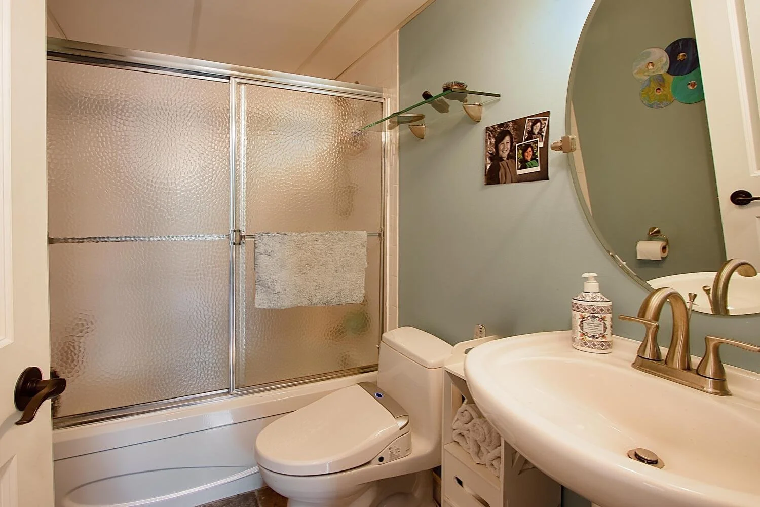 521 Riverside Dr 412 London ON-large-022-012-50 bathroom-1500x1000-72dpi.jpg