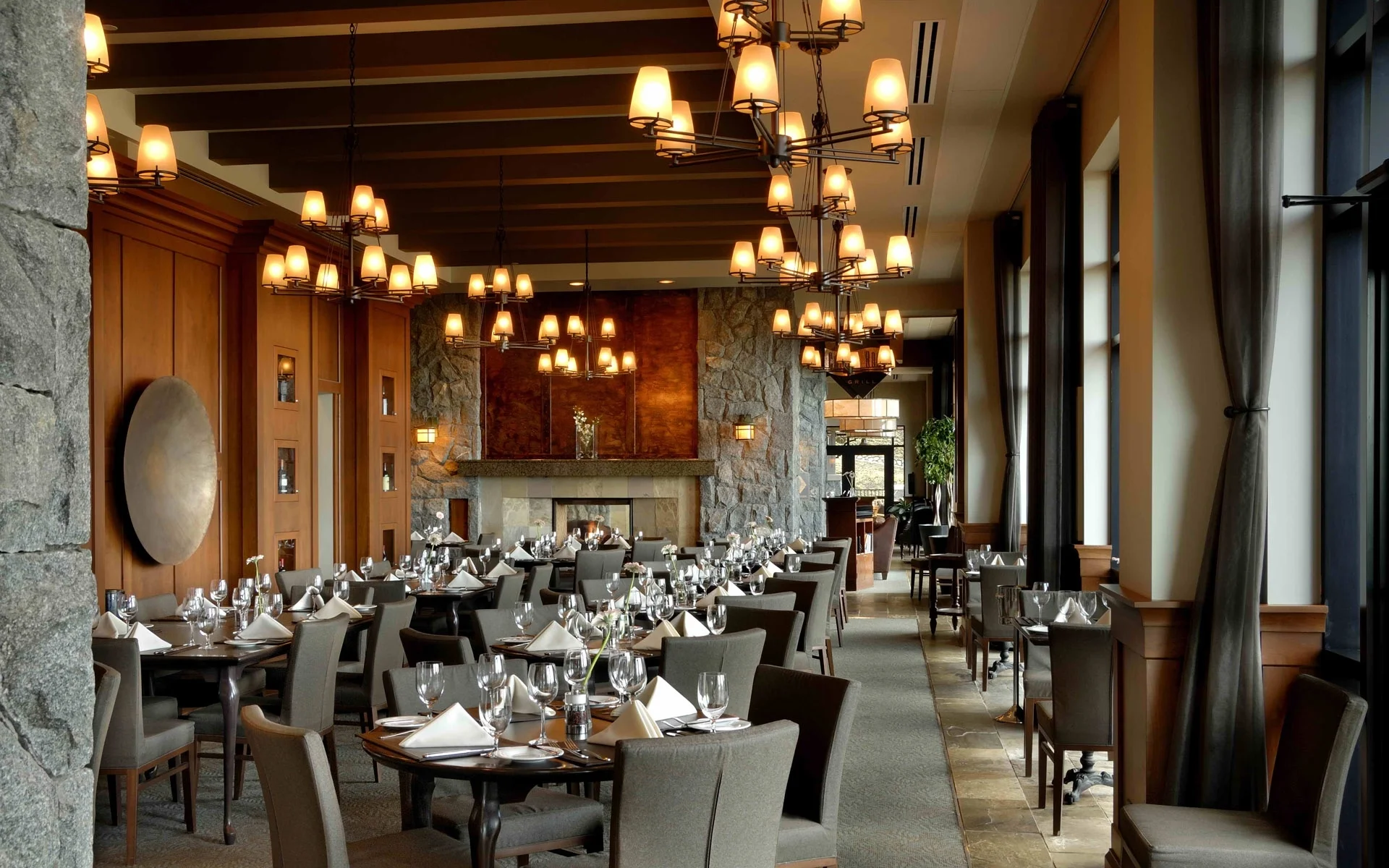 restaurant_cafe_appliances_tables_chairs_interior_design_39216_1920x1200.jpg