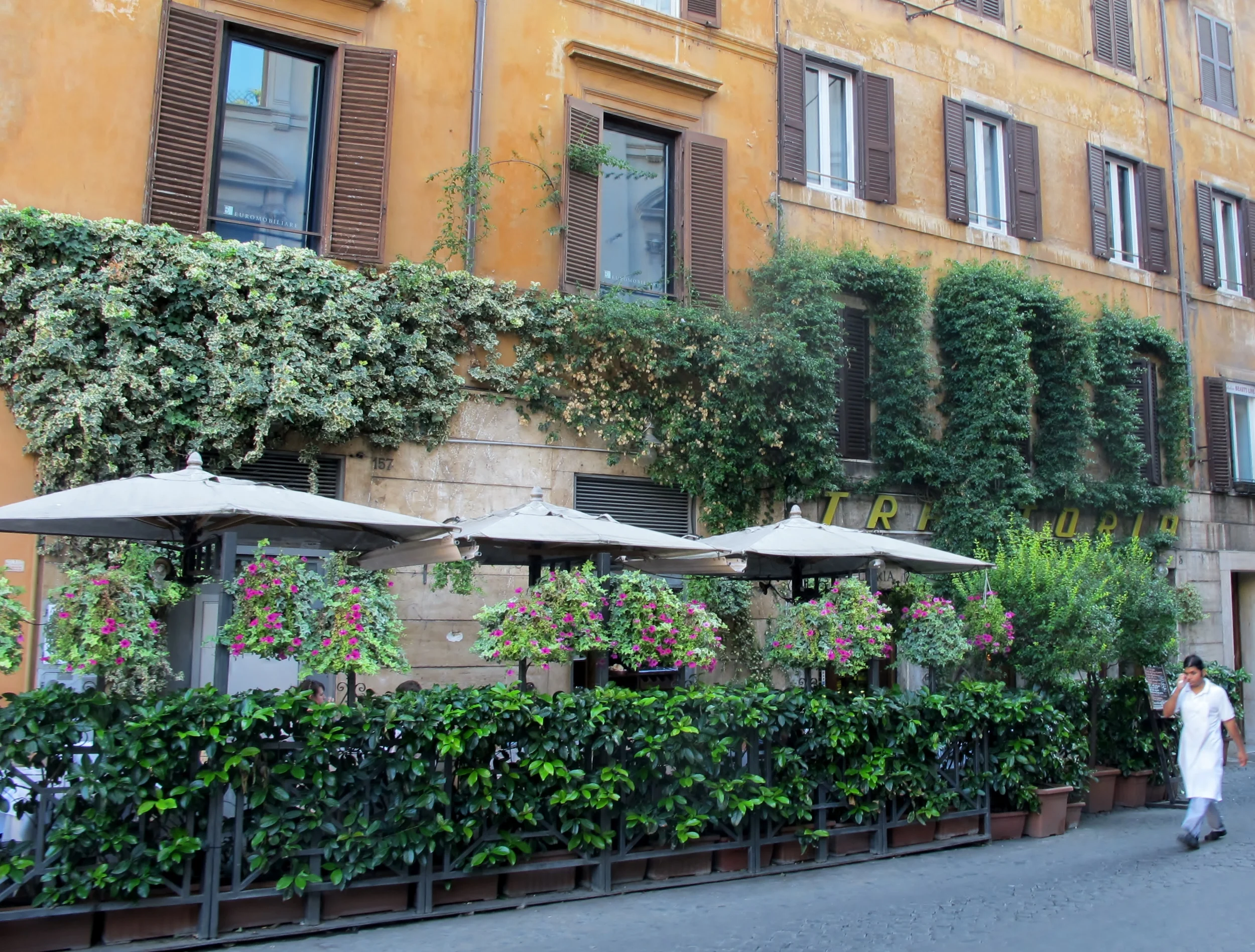 In the midst of the busyness there were quiet spots for a lovely dinner al fresco