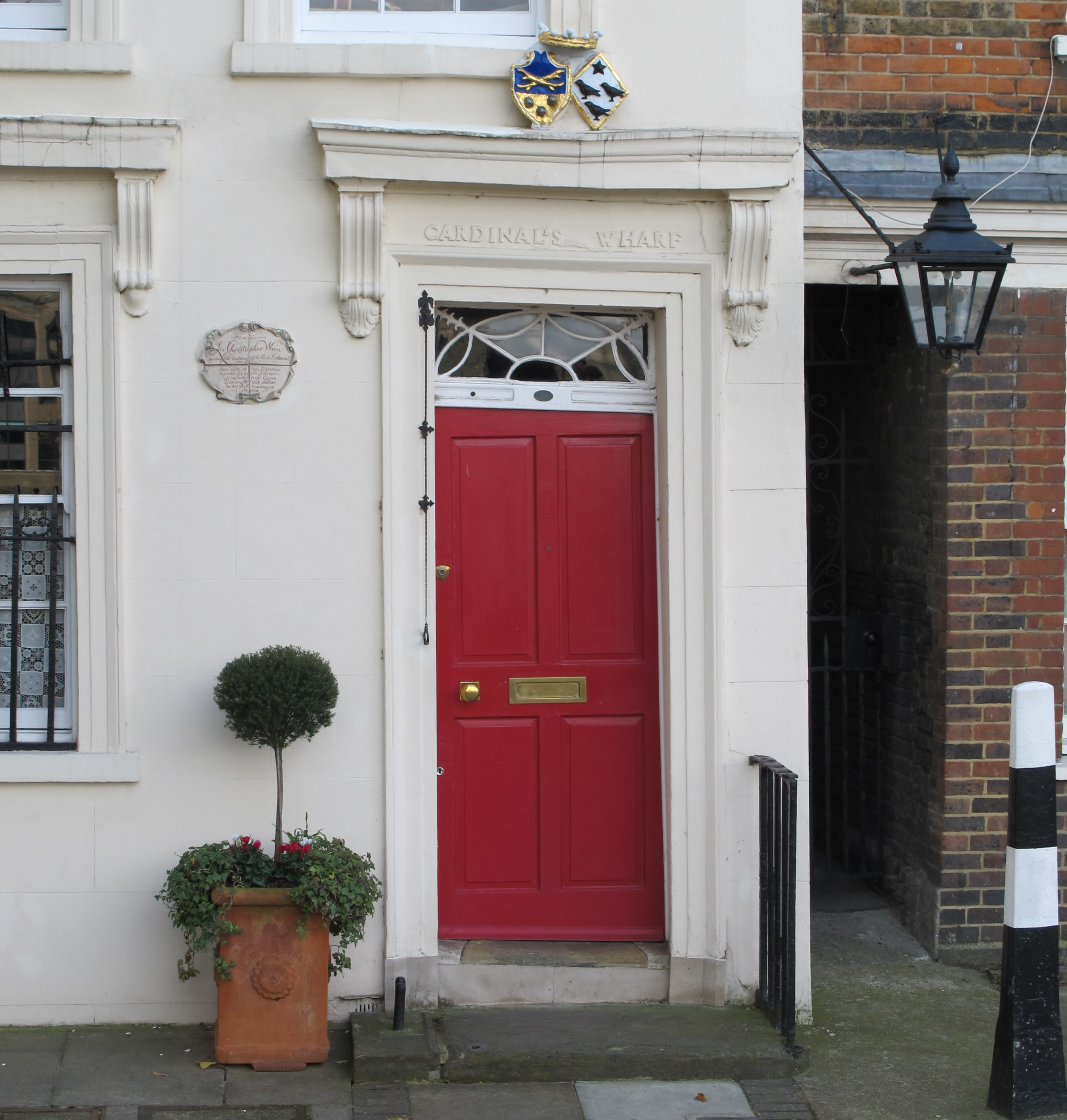 Home of Sir Christopher Wren, architect of St Paul's