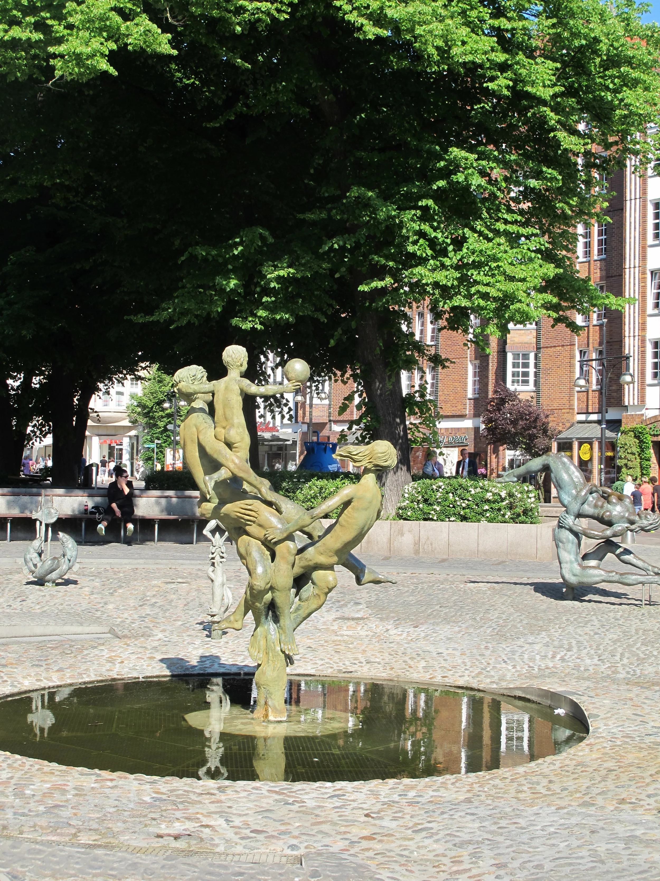  The fountain in the middle of Rostock was fascinating--all ages having fun together in the water. 