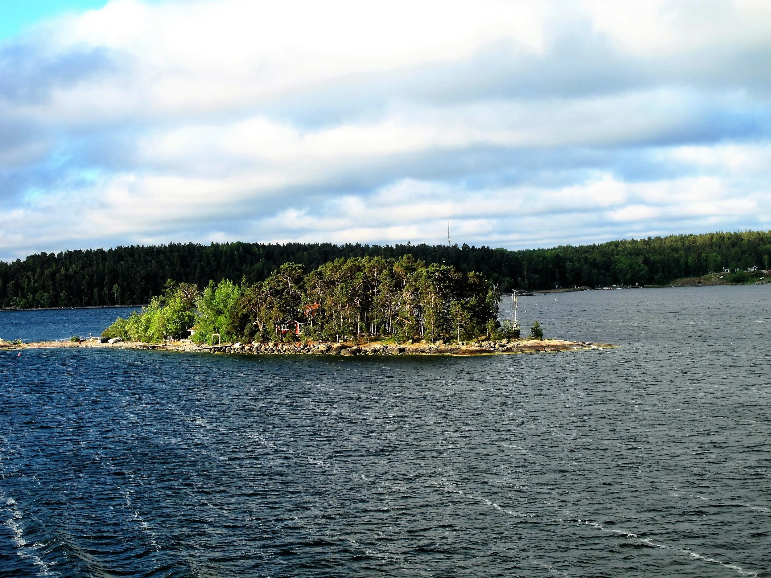  There are hundreds of small islands in the bay heading for Stockholm. 