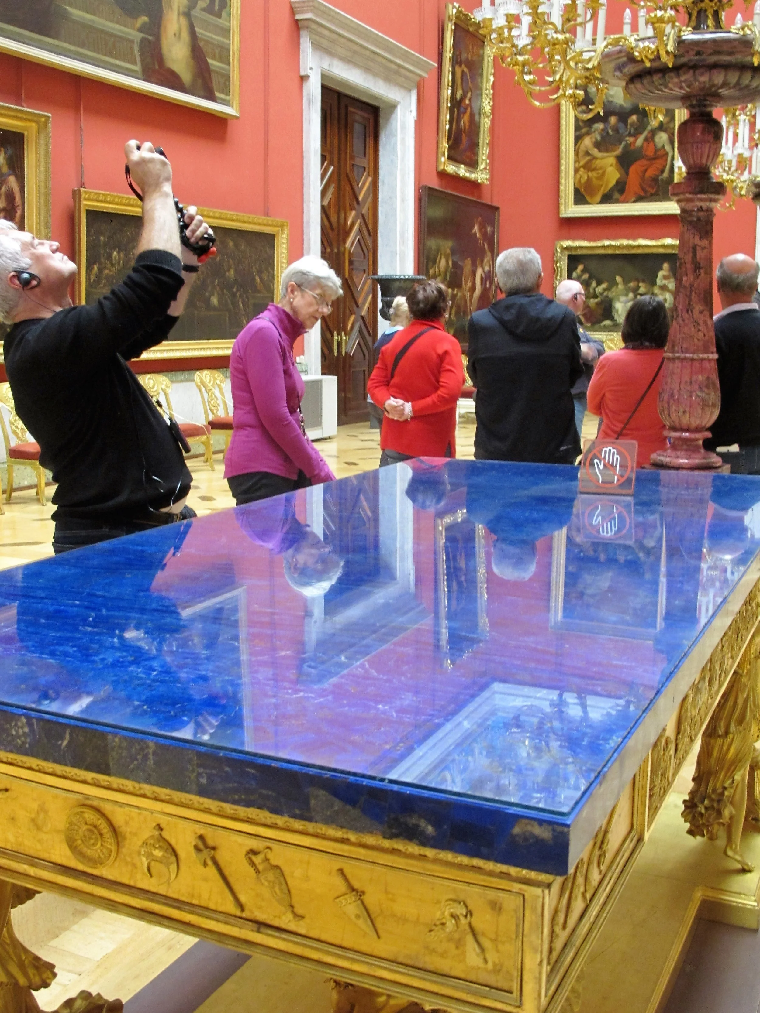  Solid lapis lazuli table was a masterpiece. 