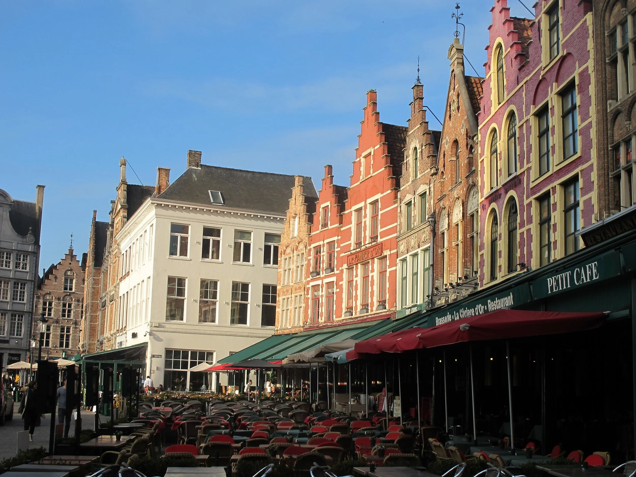  We started our day early so the day tripping crowds had not yet arrived.&nbsp; A couple of hours later these tables were full. 
