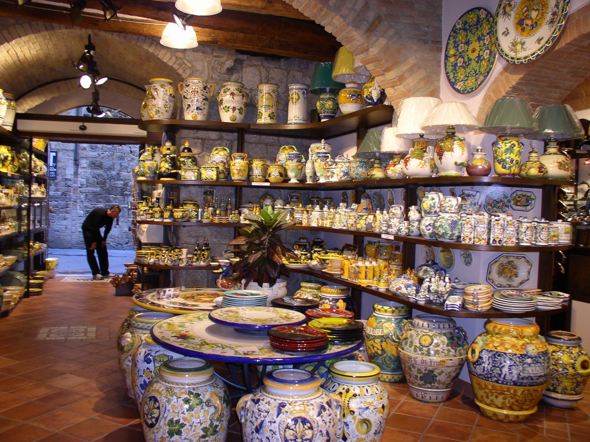  Colorful pottery shop in San Gimignano. 