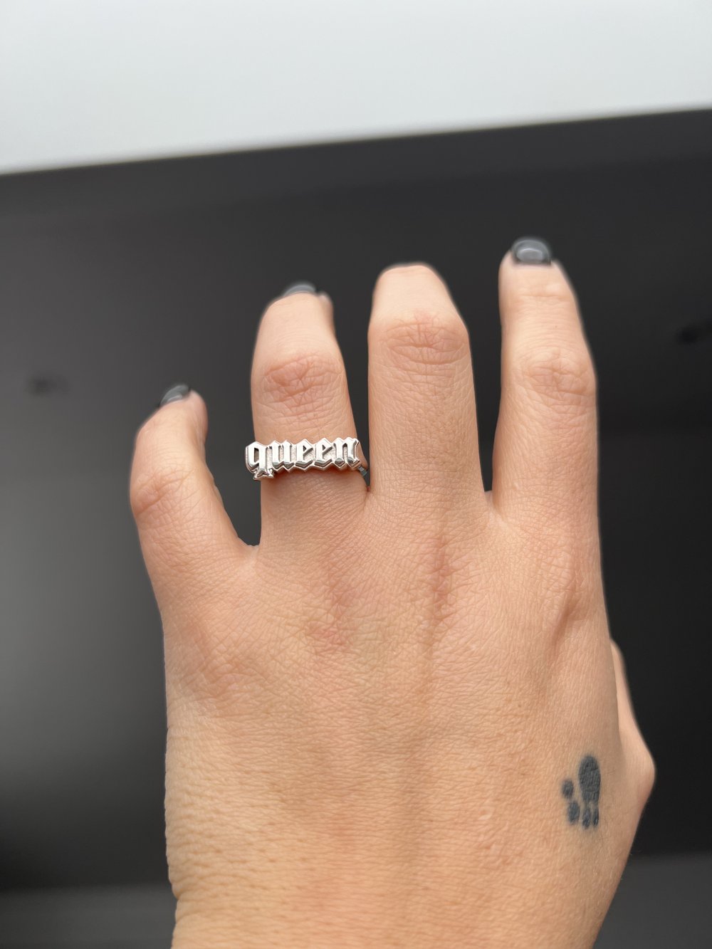 QUEEN Name Ring (White Gold) — Iz&Co.