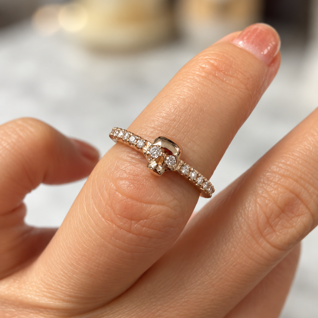 Pav%C3%A9+Diamond+Cluster+Ring+Macro.png