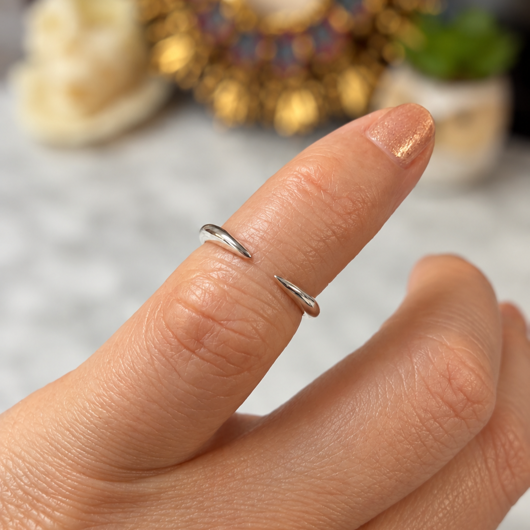 Elegant+Silver+Open+Ring+Close-Up.png