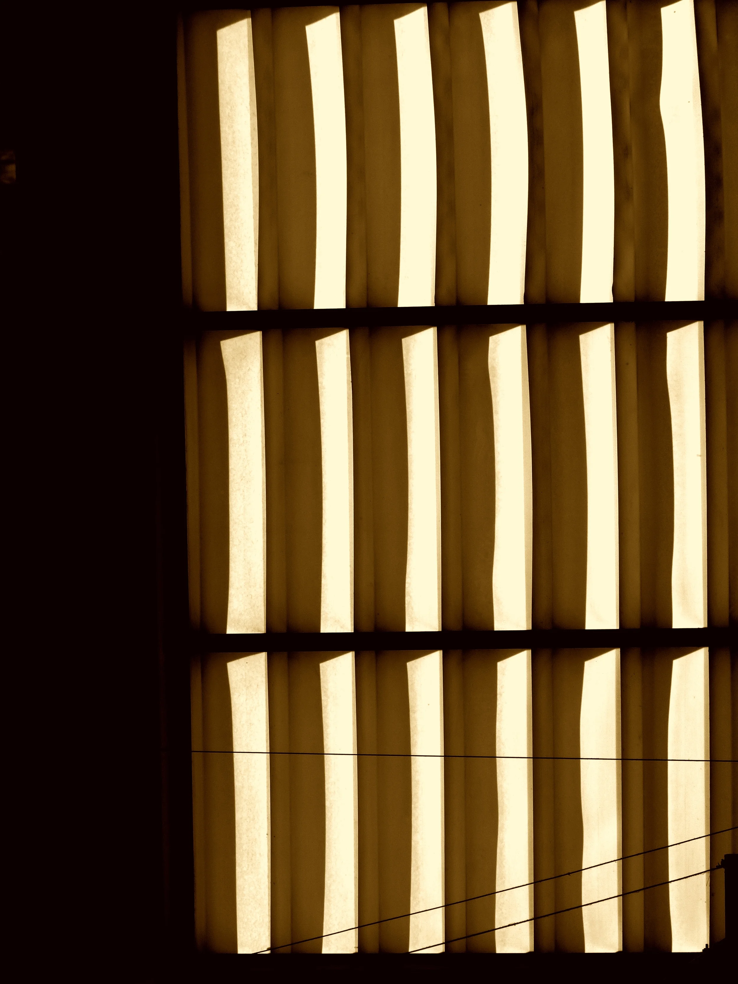 ...trespassa a escuridão.