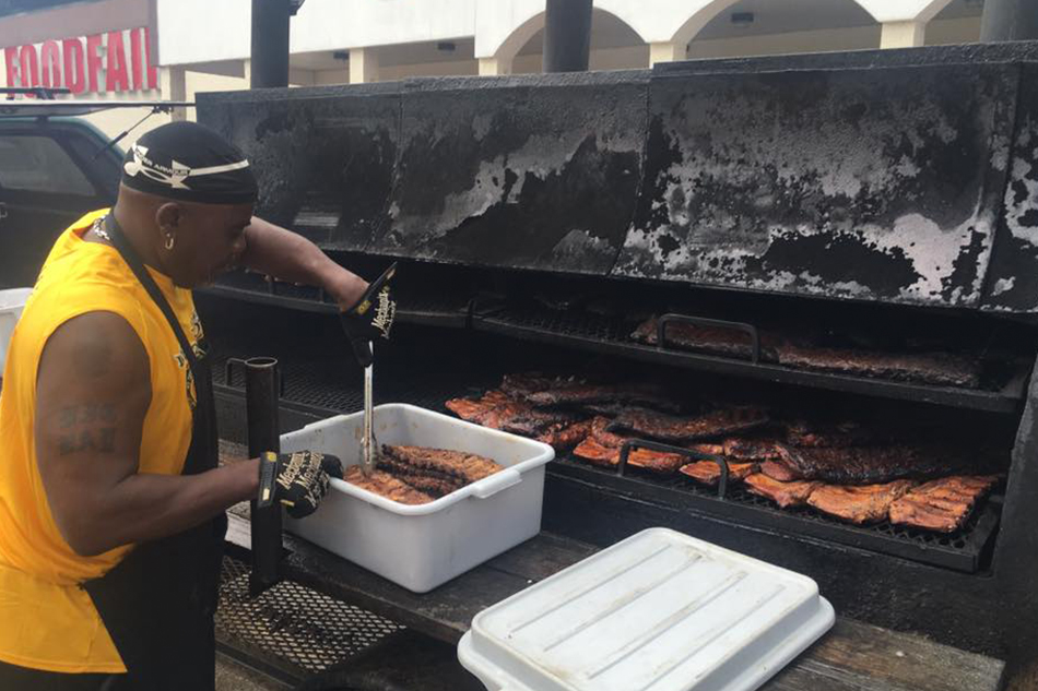  Dem 2 Brothers of Charleston serve ribs to volunteers and those affected by the flood ( via ) 
