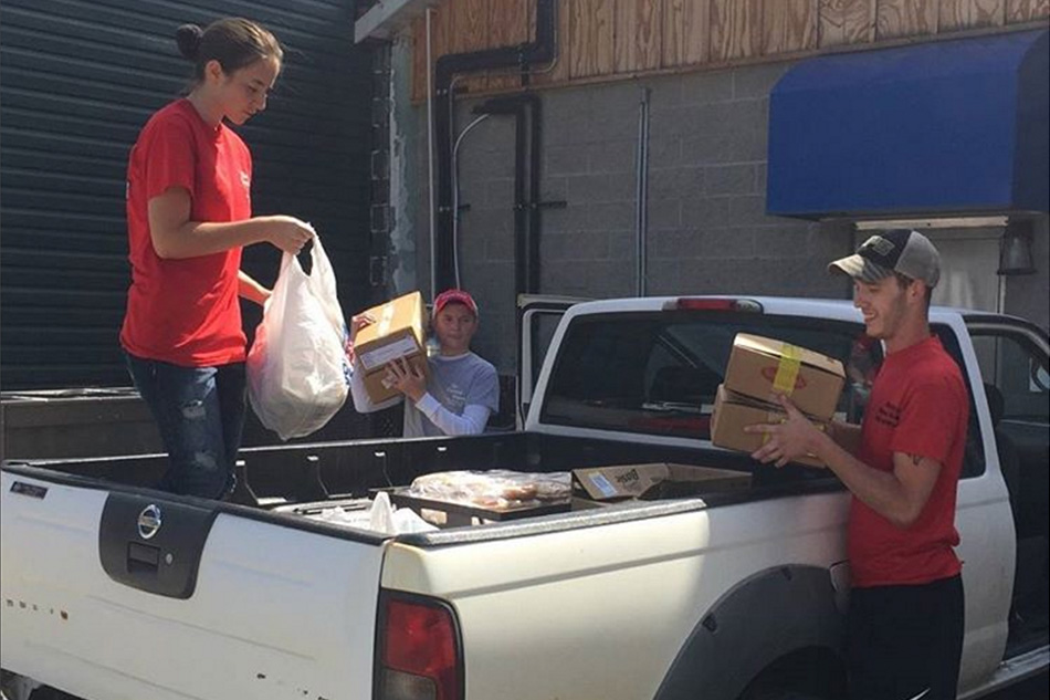   Custard Stand  donates hot dogs, buns, and chili to help feed flood victims in Webster County ( via ) 