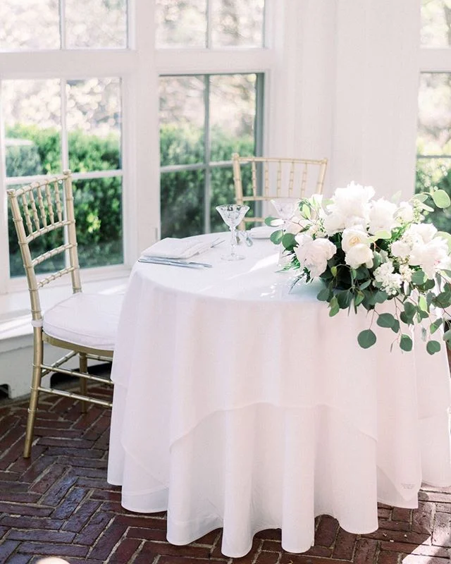 The sweetest table adorned with beautiful blooms by @flowers_by_darlene #PaigingtheWalkers