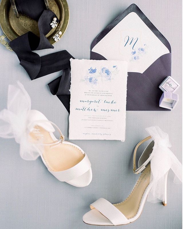 July has been full of inquiries for 2020 weddings at some of my favorite north shore venues. Keeping my fingers and toes crossed I get to head back to @thecommons1854 next year!
💌: @jkfdesignco | 👠: @bellabelleshoes | 💍: @the_mrs_box