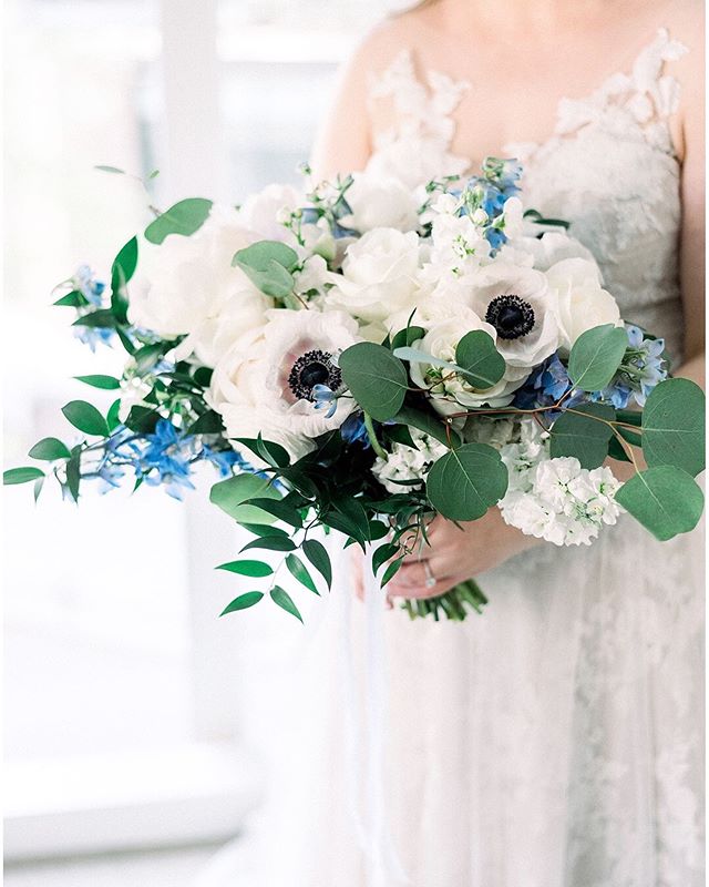 One of my favorite summer bouquets from @kinshipfloral. 🌿
