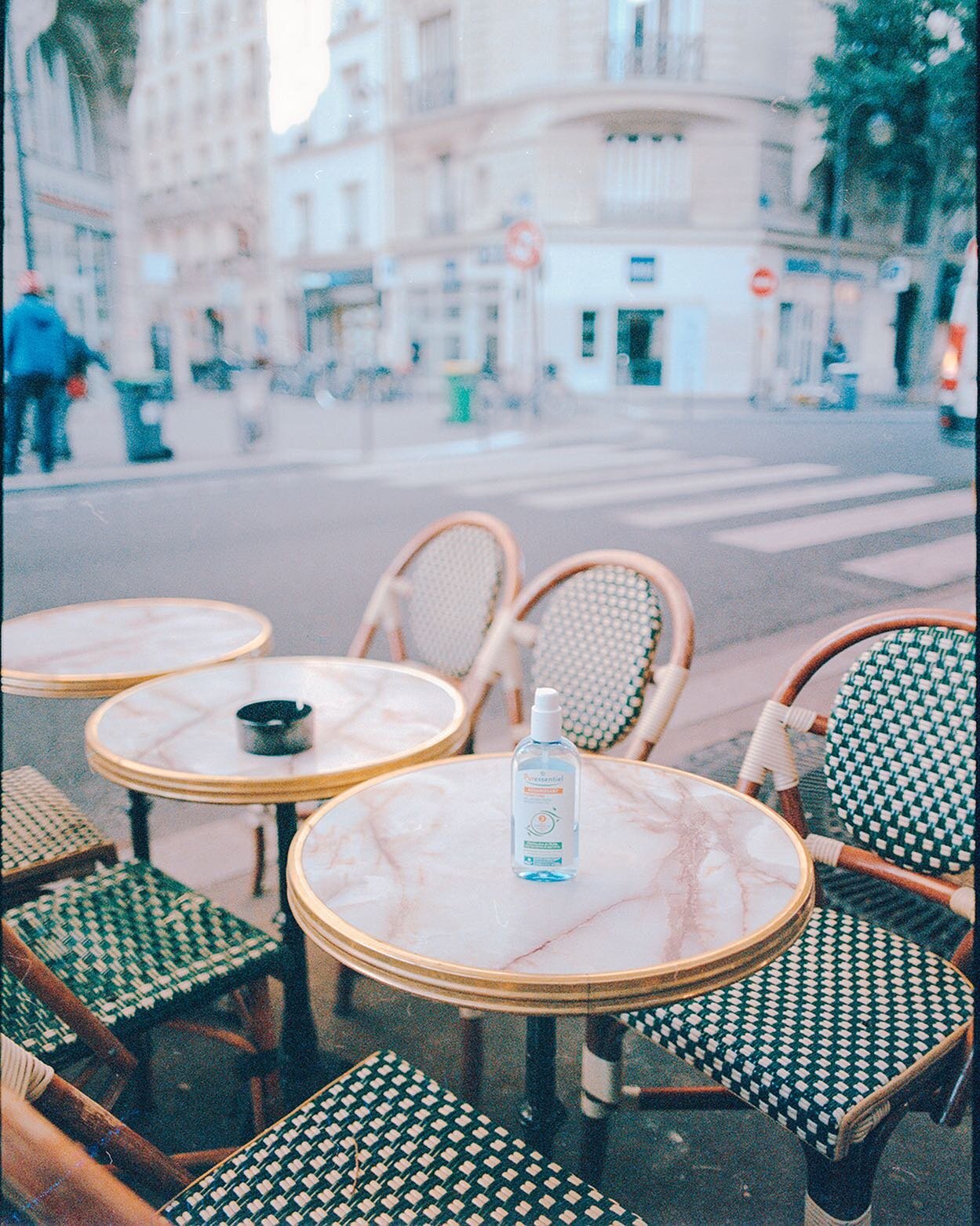 Hangin with all my Paris friends except Chantal
.

#portra400 #120 #mediumformat #shootfilm #grainisgood #staybrokeshootfilm #analoguevibes #photocinematica #thefilmgang #35mmbook #visualgrams #35mm_look #filmphotomag  #myspc #supersweetstreet #stran