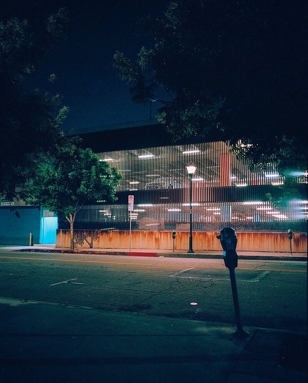 Here&rsquo;s a photo 
.

#portra400 #120film #grainisgood #35analog #staybrokeshootfilm #analoguevibes #photocinematica #thefilmgang #35mmbook #349amcollection #thinkveryfilm #35mm_look #filmphotomag #supersweetstreet #nightwalkermagazine #strangerto