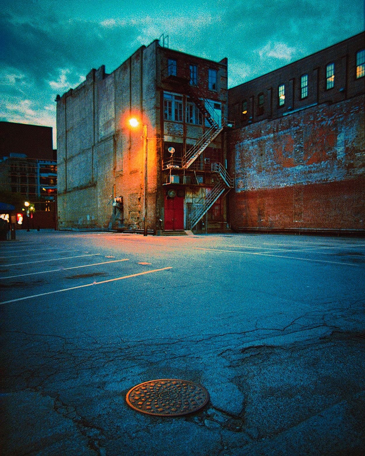 Louisville, Kentucky on a day off from shooting The Spotter horror thriller feature for @socal_hal and posse.
.

#cinestill400d #canonfd #kentucky #shootfilm #grainisgood #staybrokeshootfilm #filmmaking #analoguevibes #bluehour #ghosttown #simonstale