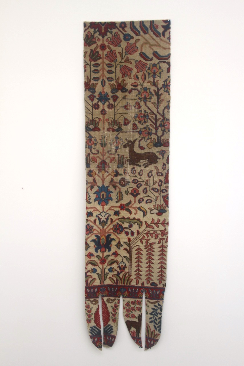  Fils à retenir / Threads to remember - Léuli Eshraghi, altered Persian carpet, dimensions variable, 2014 