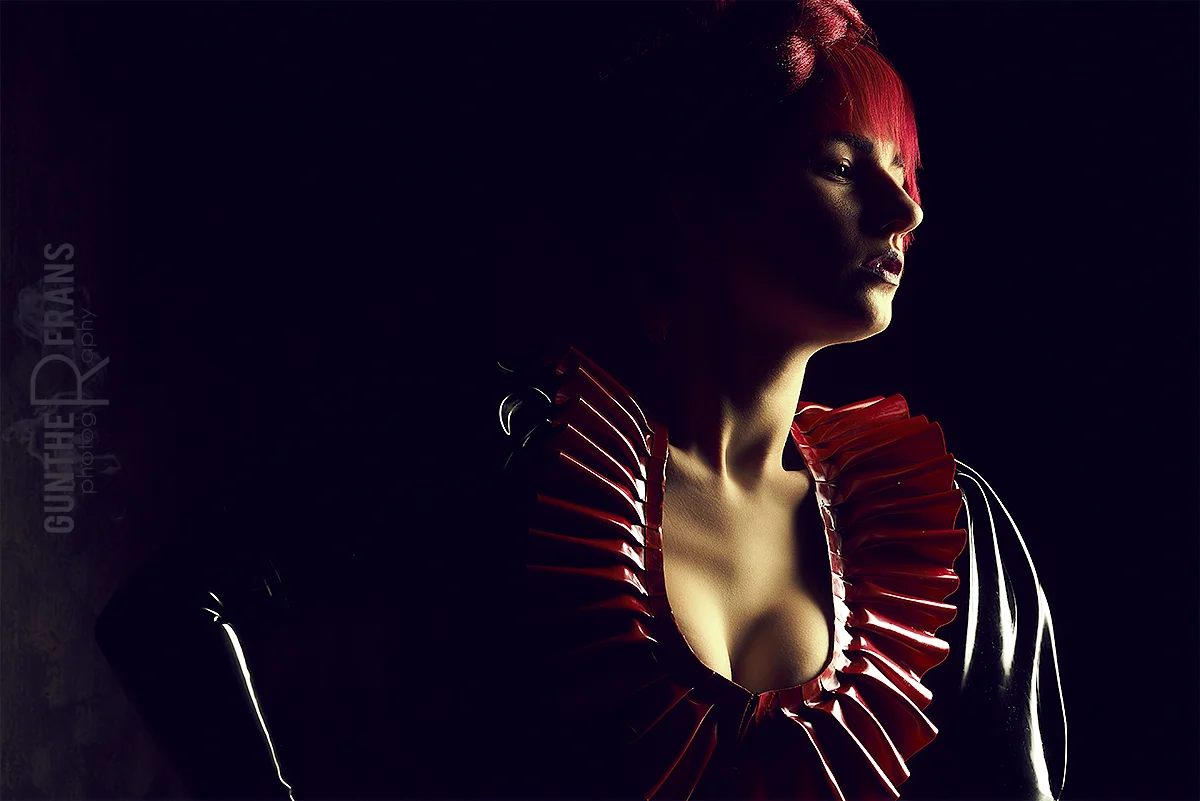 Model: Sara Scarlet - Makeup & Hair: Eline Van Gils - Latex: Westward Bound