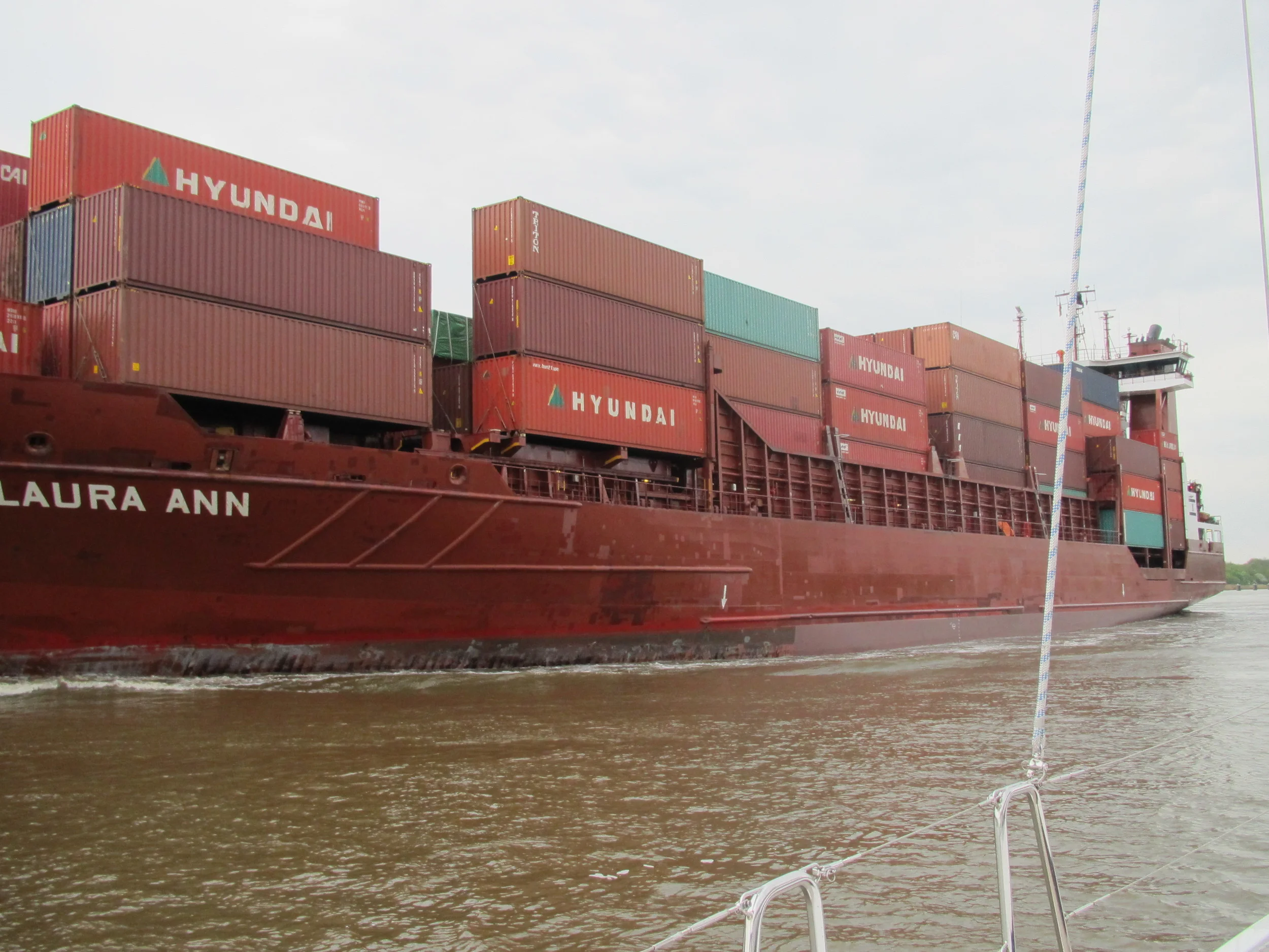 Sikksakk mellom store båter i Kielerkanalen