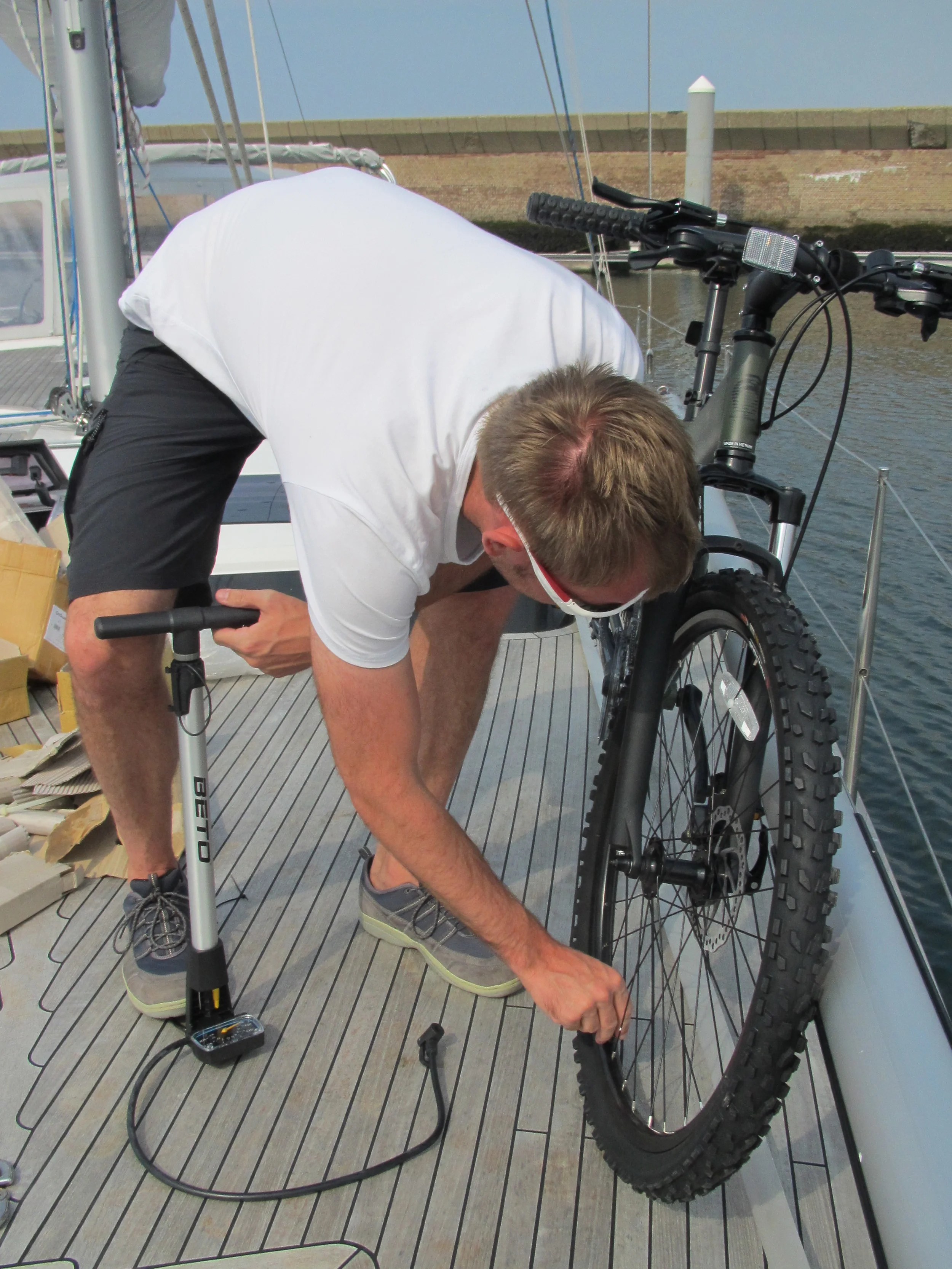 Gammel sykkelekspert in action