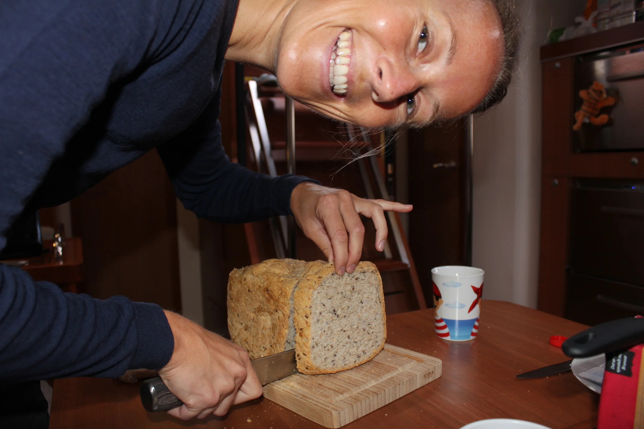 Baker-Berit superhappy med nystekt brød!