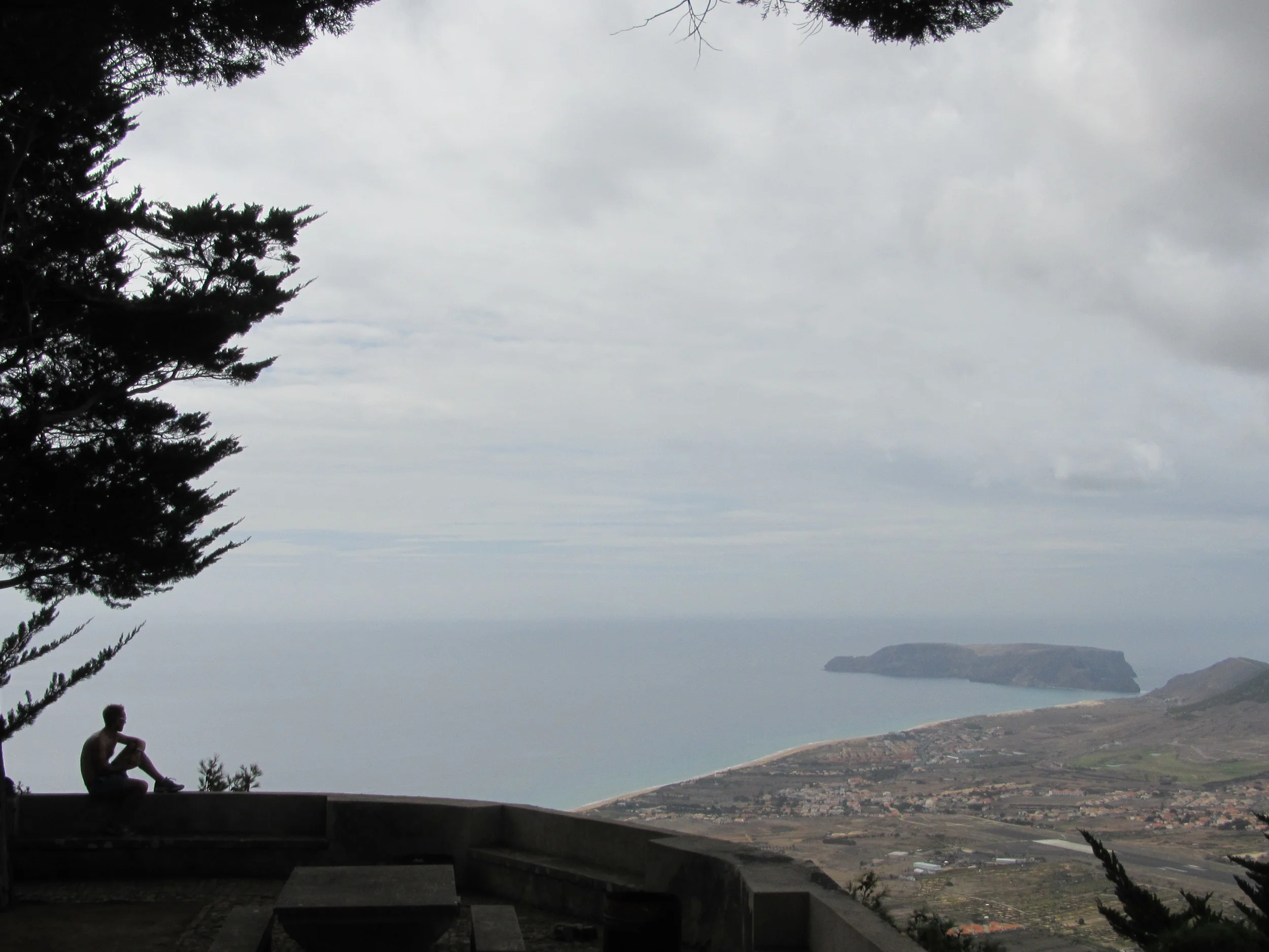 Knut og utsikten fra nest høyeste toppen på Porto Santo