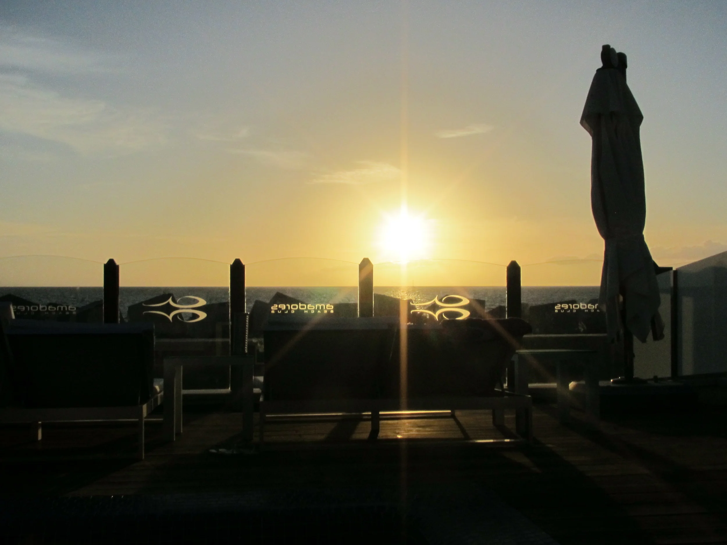 De nyforlovede (jepp, det er fremdeles oss) fikk spandert på oss VIP lounge på beach cluben!