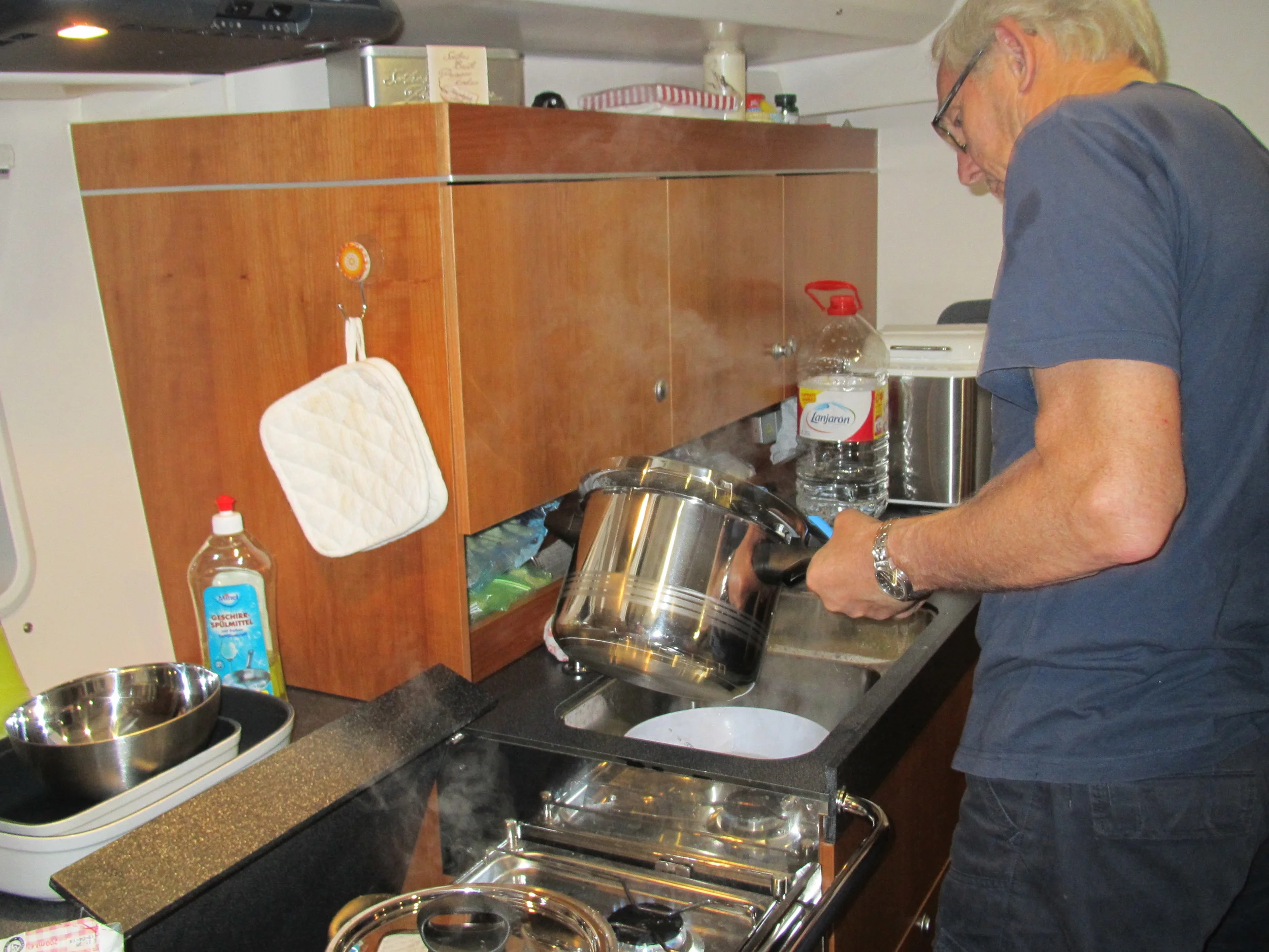 Som vanlig er det pappa som står for julemiddagen
