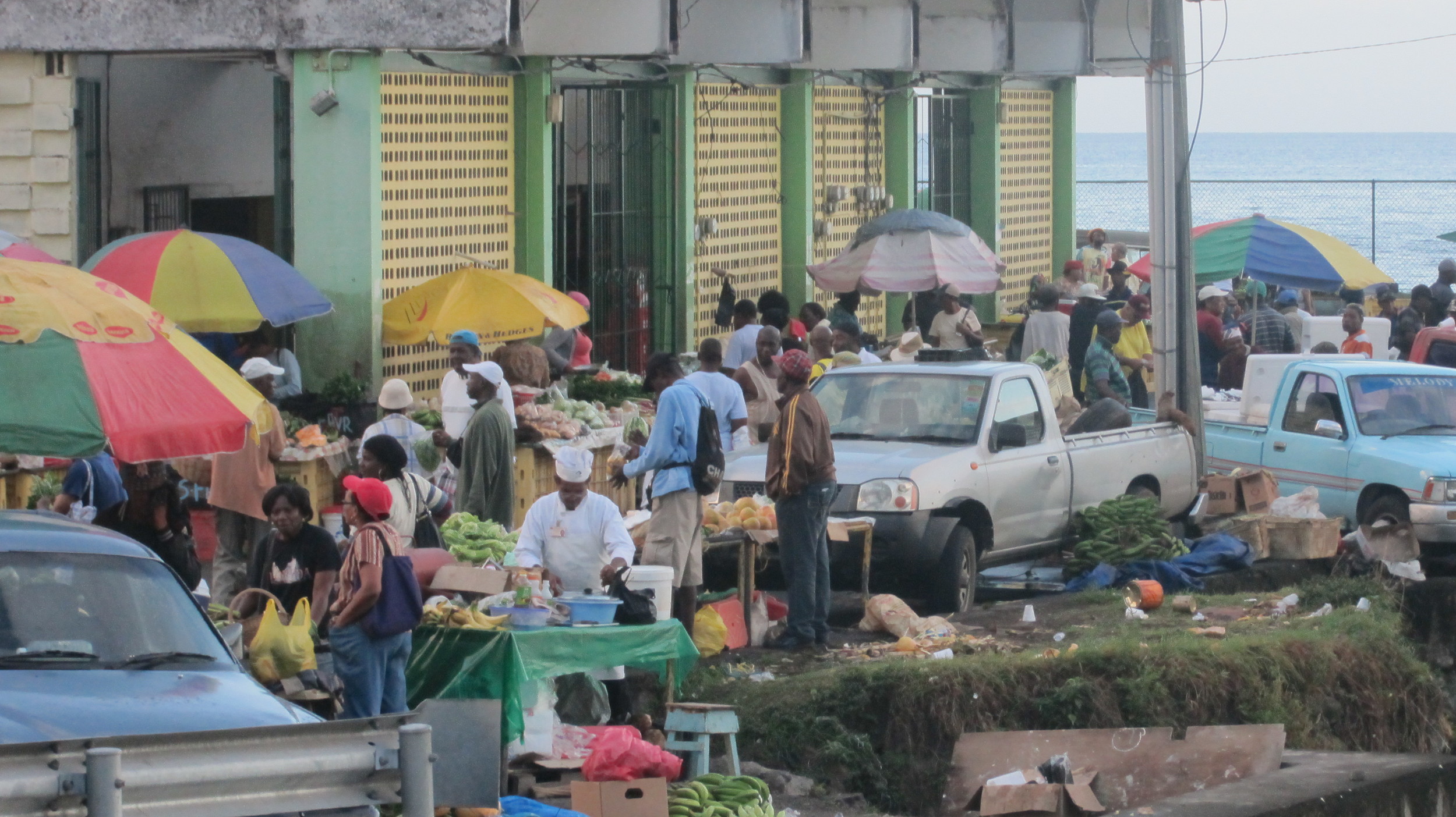 Markedet i Roseau tidlig søndag morgen