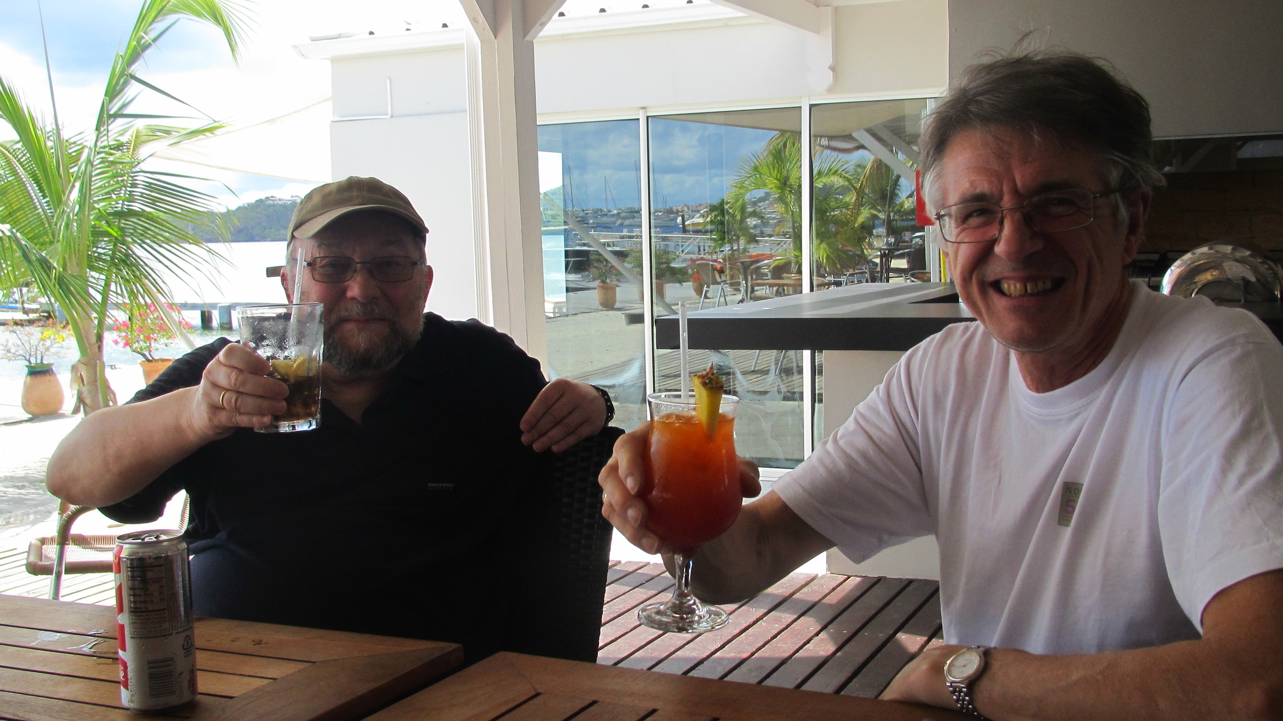 To fornøyde herrer med sin første karibiske drink