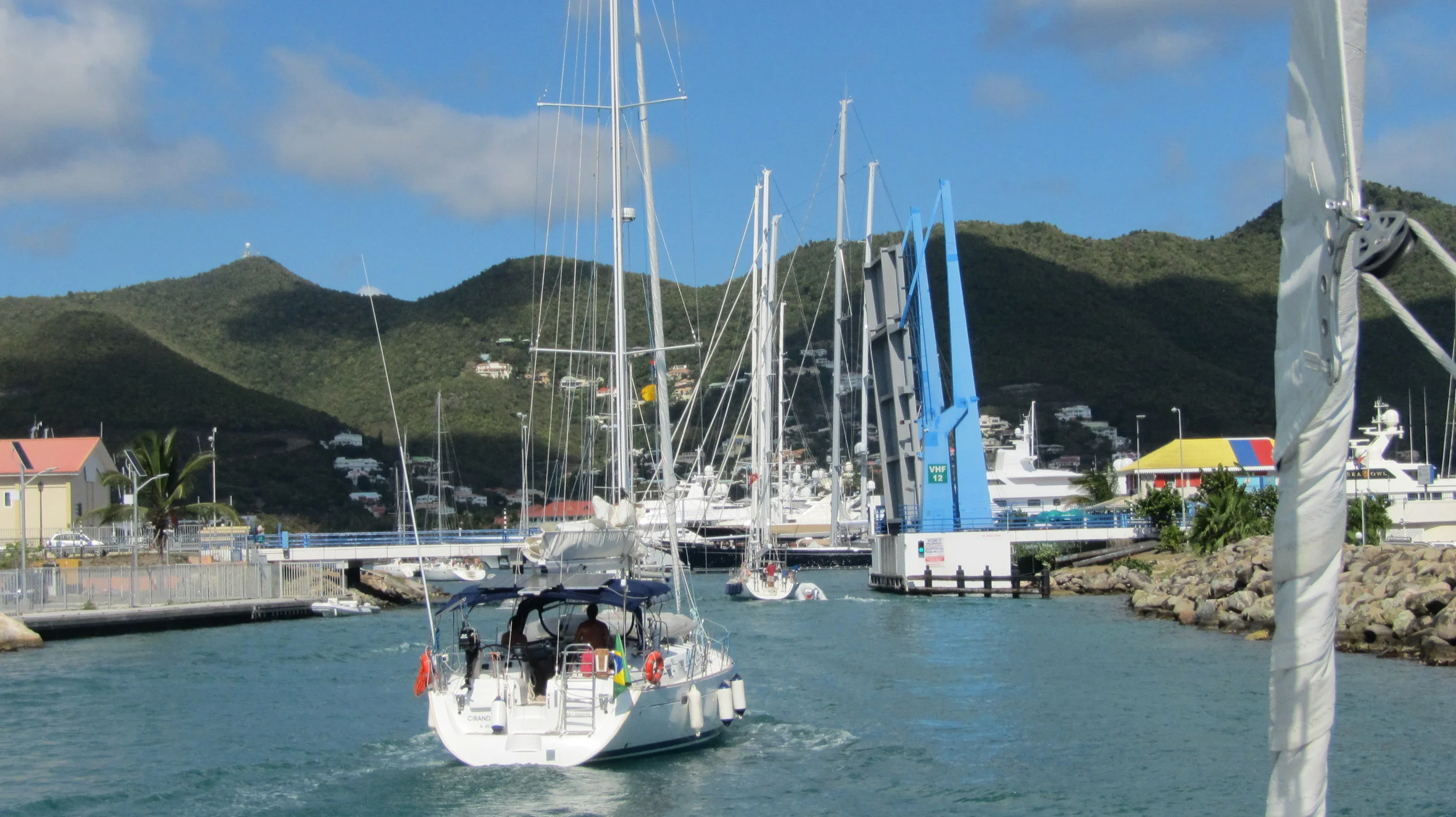 Broåpning for å komme inn i lagunen 2 ganger daglig