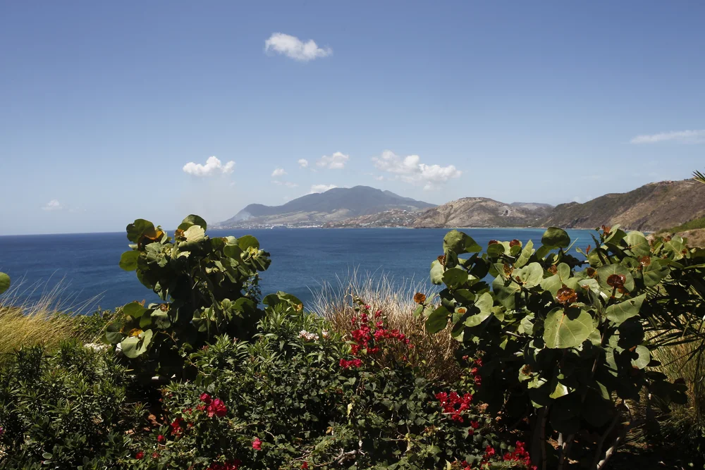 Utsikt fra White House Bay mot hovedstaden på St Kitts