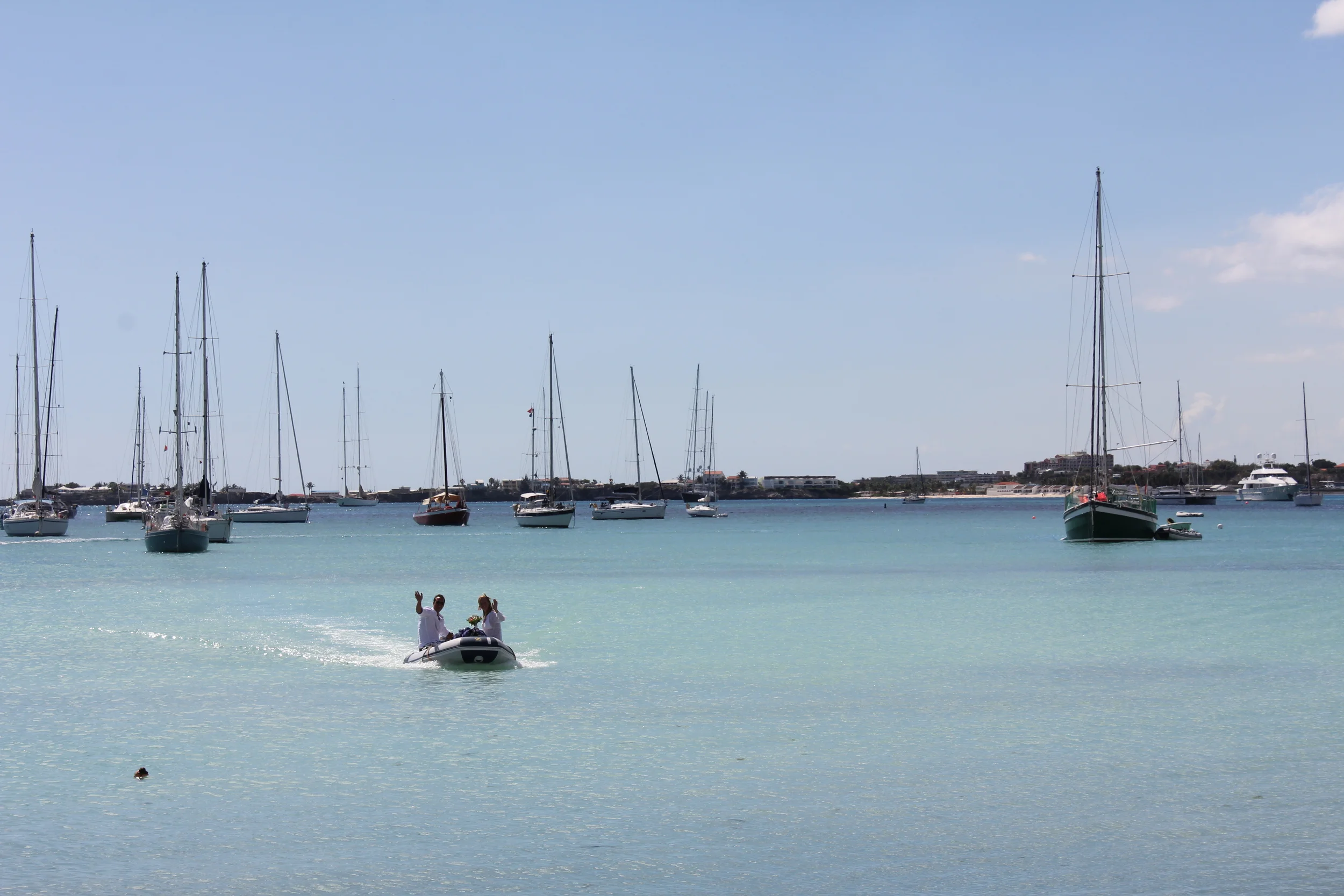 Brudeparet ankommer i dinge