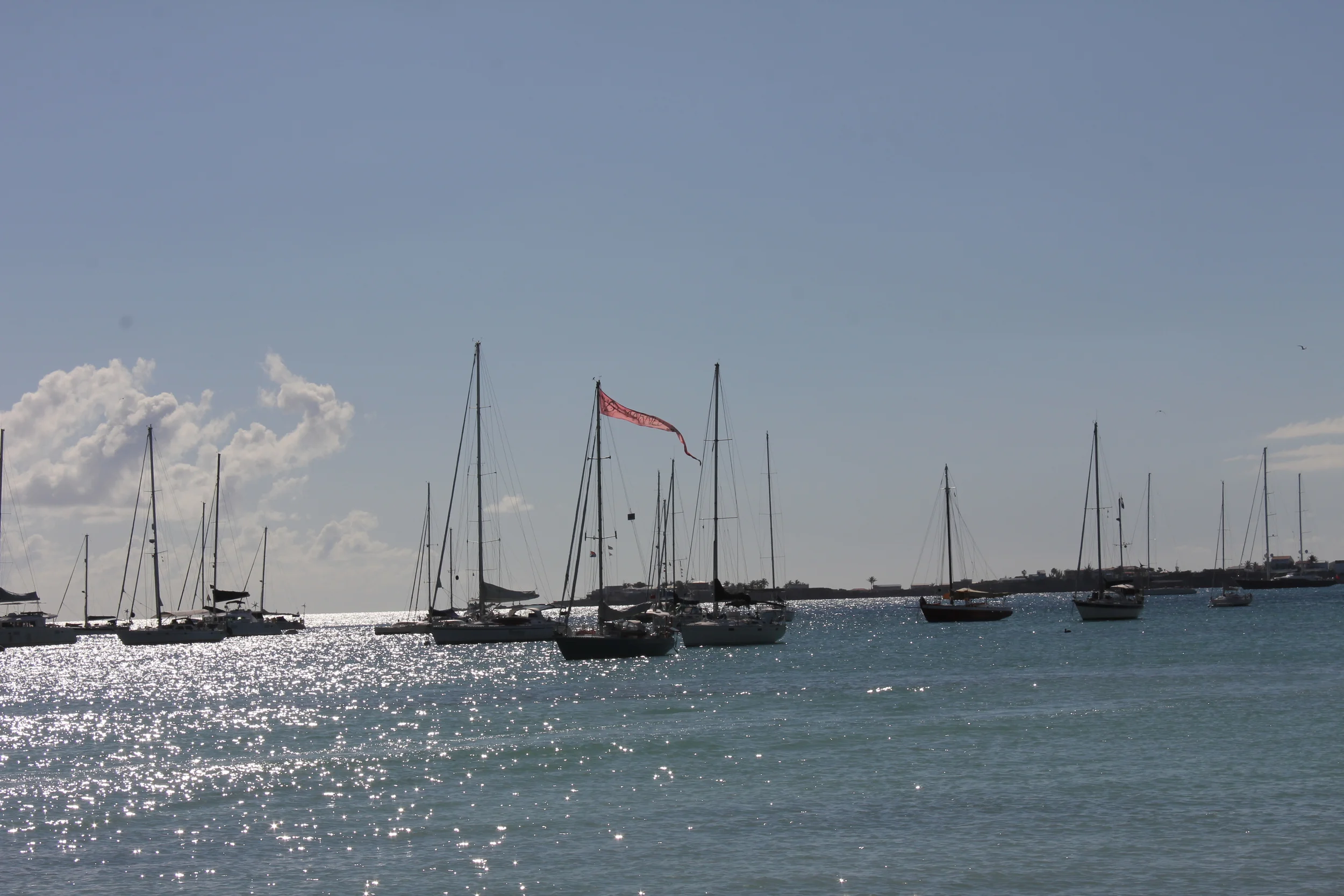 Bryllupsgave på seilervis I: Lang vimpel i masten på White Spirit med "Just married"