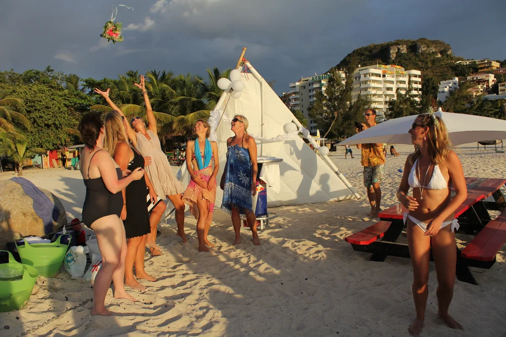 Bruden kaster brudebuketten